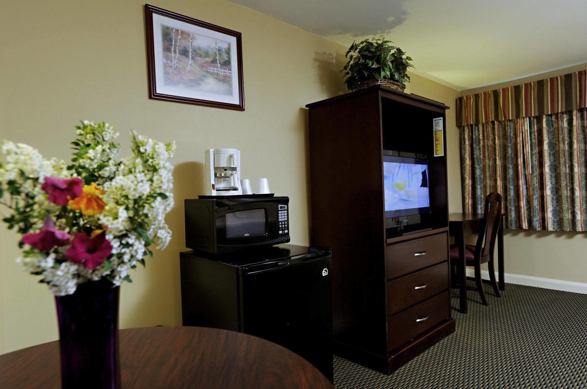 Mt. Madison Inn & Suites Gorham Exterior photo