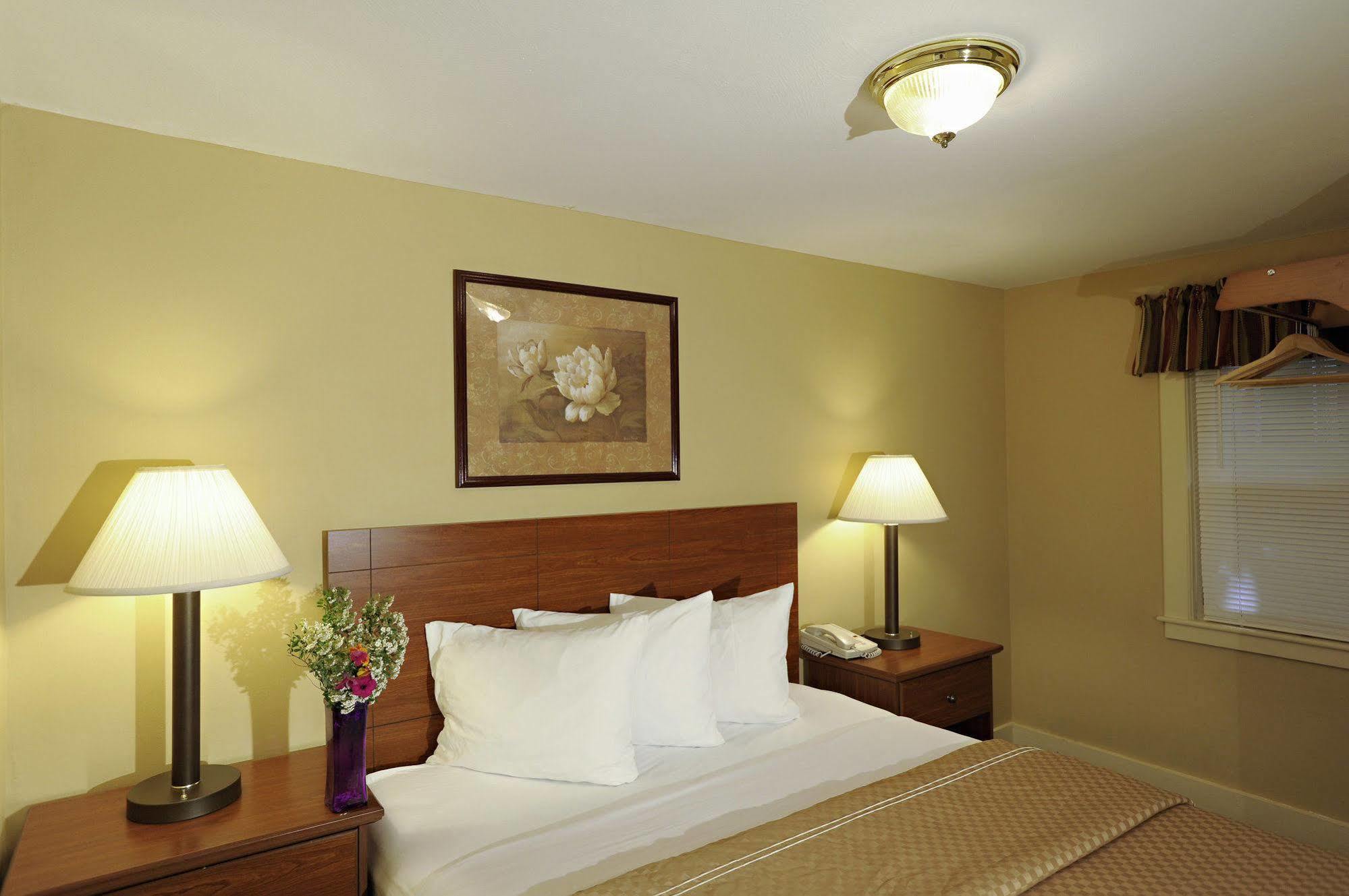 Mt. Madison Inn & Suites Gorham Exterior photo