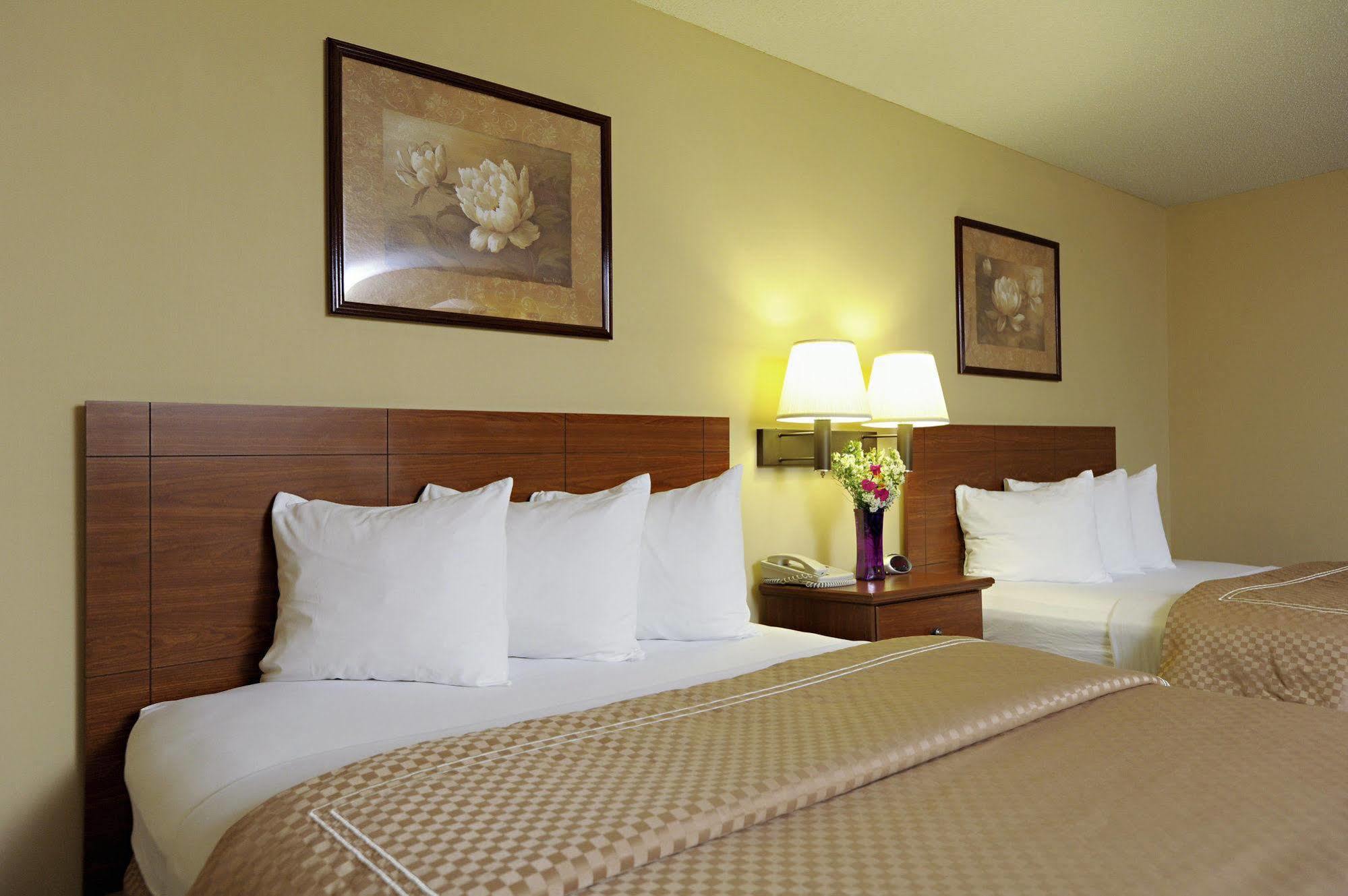 Mt. Madison Inn & Suites Gorham Exterior photo
