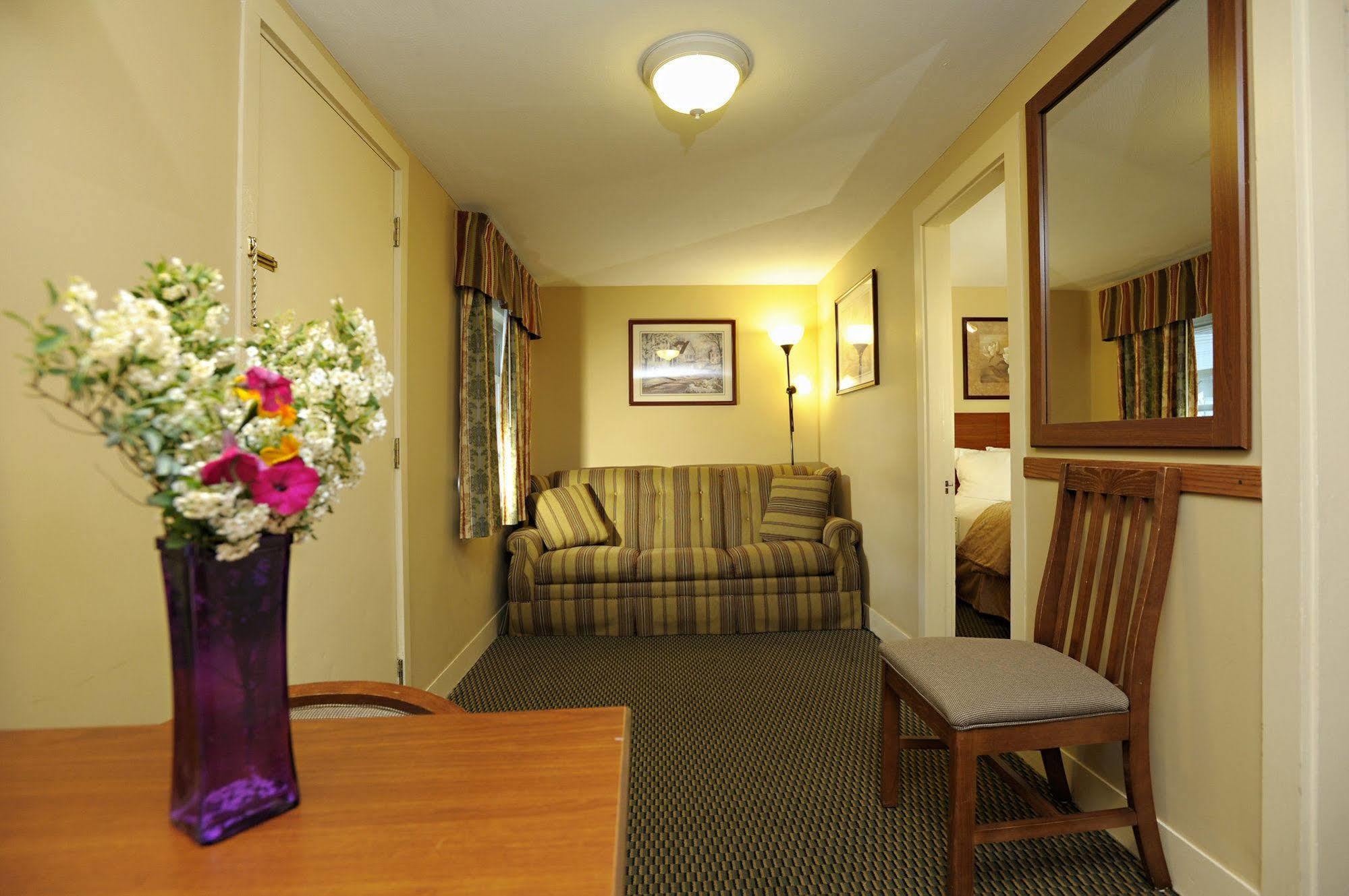 Mt. Madison Inn & Suites Gorham Exterior photo